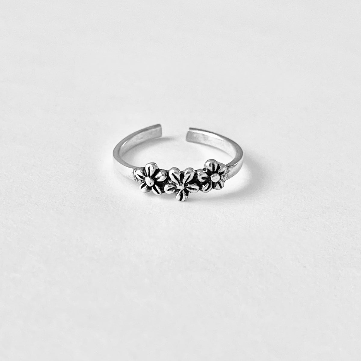 925 Sterling Silver Three Little Daisies Toe Ring – Delicate Daisy Flower Silver Rings