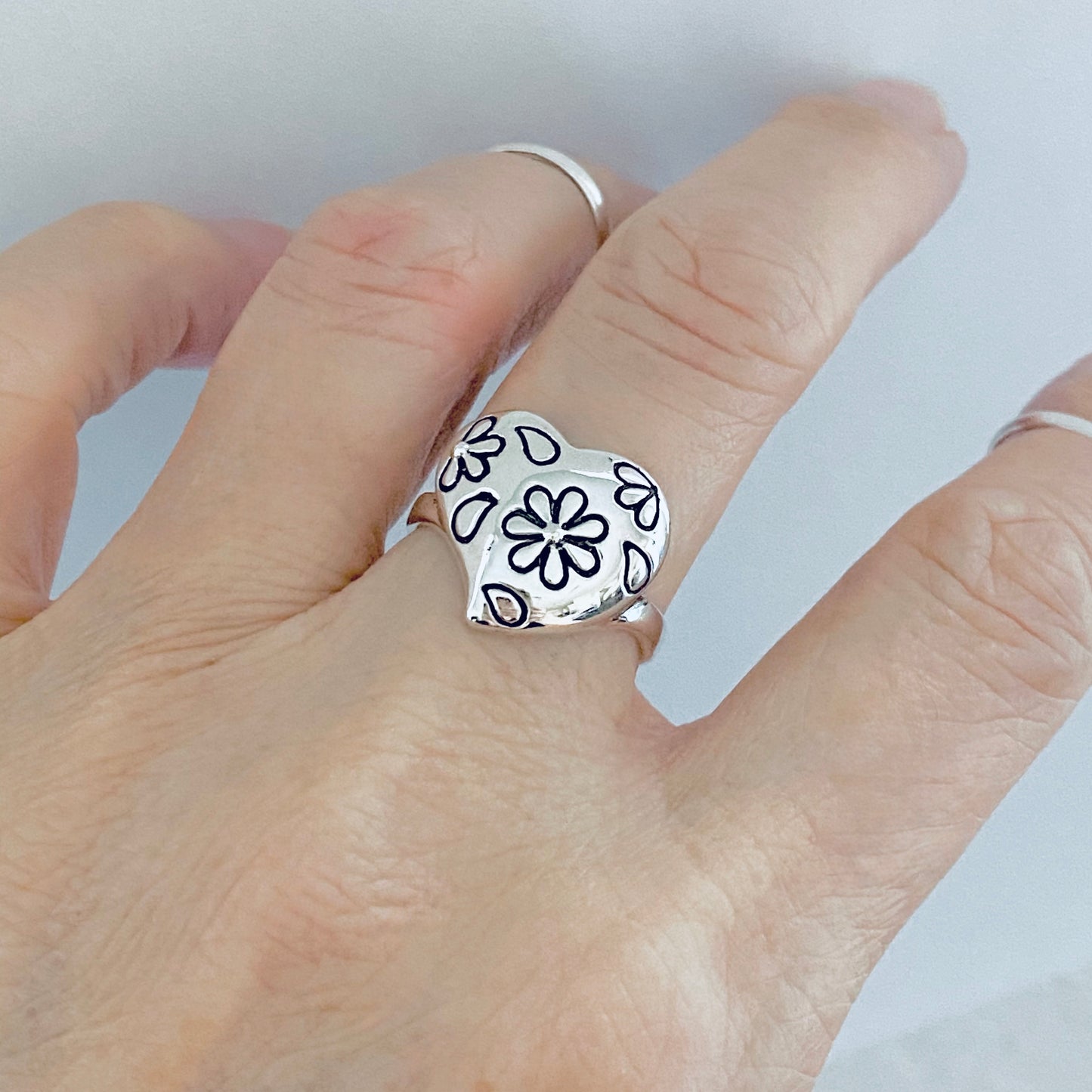 925 Sterling Silver Daisy Puff Heart Ring | Floral & Love Jewelry