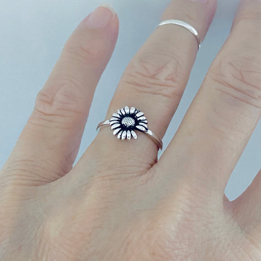 Sterling Silver Small Missing A Petal Daisy Ring – Dainty Flower Floral Silver Rings