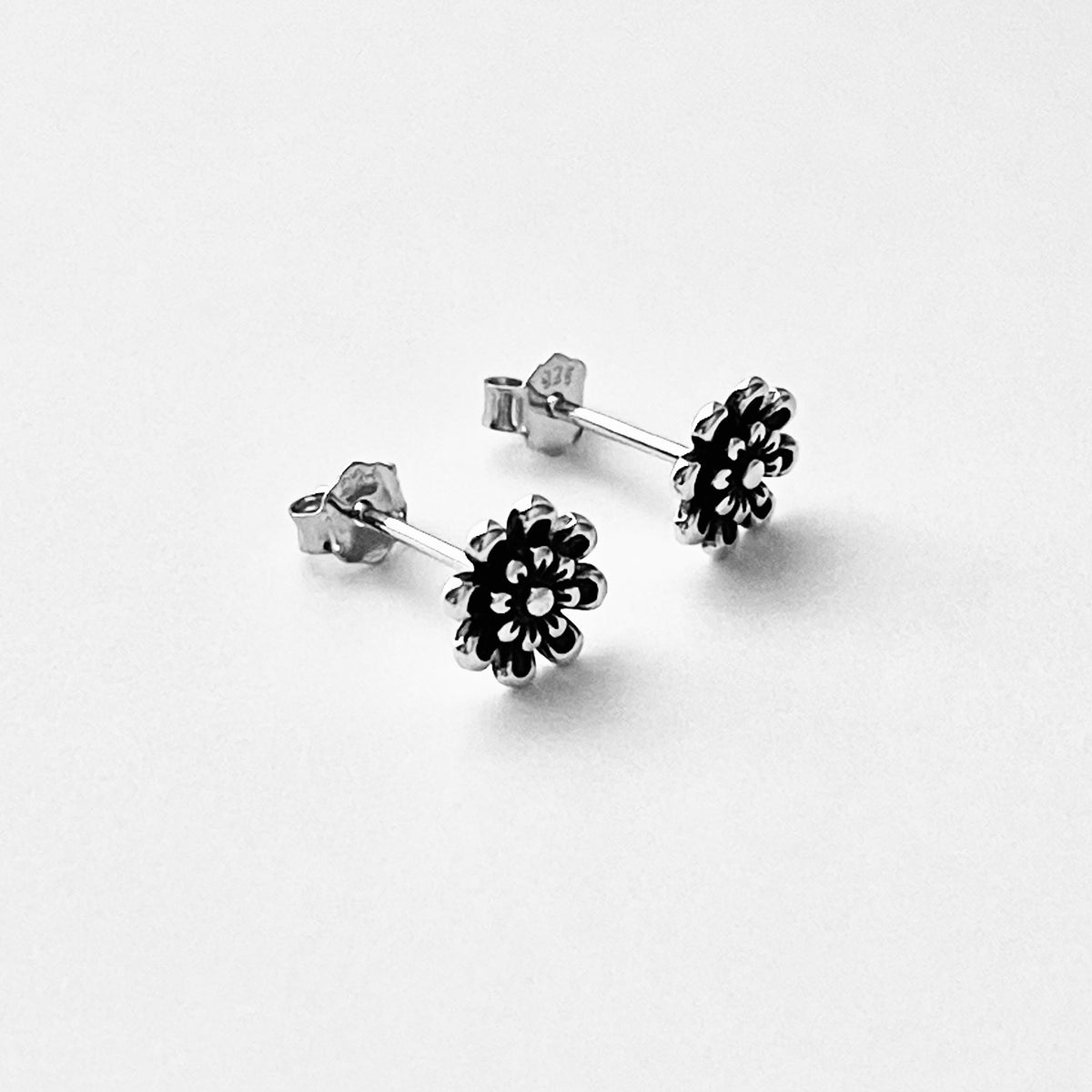 925 Sterling Silver Small Zinnia Flower Stud Earrings | Dainty Floral Flower Earring