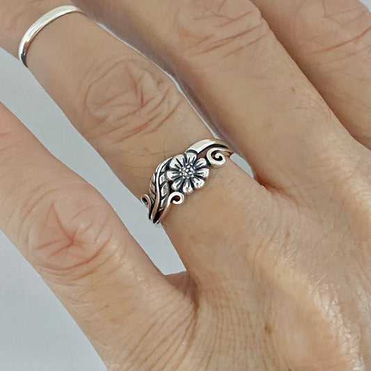 Sterling Silver Small Sunflower Ring with Leaf, Minimalist Flower Silver Rings, Sun Ring